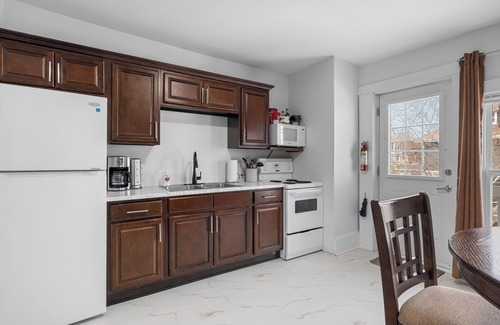 Queens Square Apartment | The Suites on Olde king Square Downtown Chtown