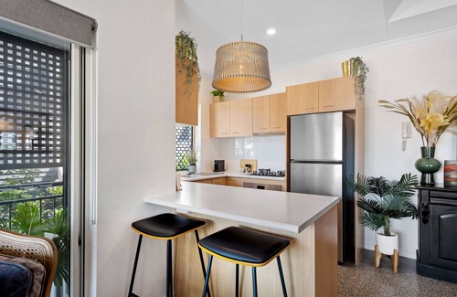 Bulimba Apartment | The Summer Home! 2Bed/2Bath/1Car/Balcony ~ Bulimba