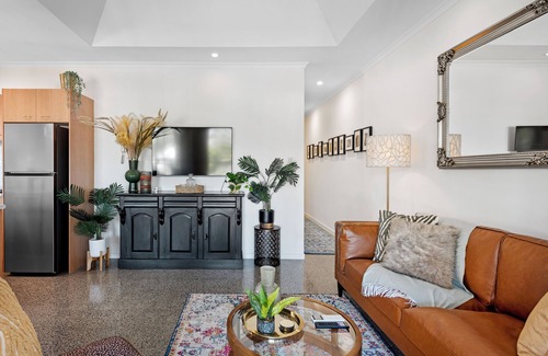 Bulimba Apartment | The Summer Home! 2Bed/2Bath/1Car/Balcony ~ Bulimba