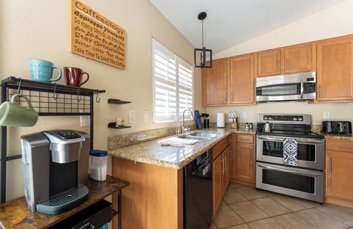 Cottonflower House | The Sun Goddess: 3-Bedroom Oasis with Private HEATED Pool. Close to Everything!