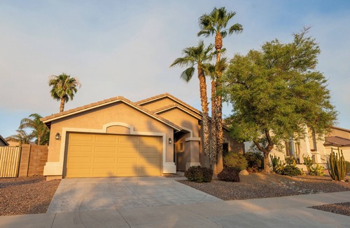 Cottonflower House | The Sun Goddess: 3-Bedroom Oasis with Private HEATED Pool. Close to Everything!