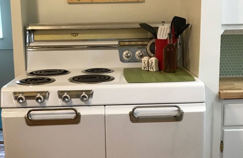 Huntsburg Cottage | The Sunshine Cottage of Chagrin Falls: Monthly Rental +