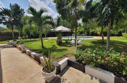 Ukunda House | The Swimming Ostrich