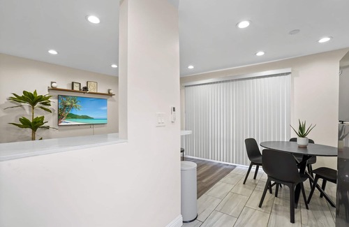 Belmont Heights Apartment | The Termino Treasure, Walk to the Beach, Parking, Tranquil Neighborhood, Kitchen