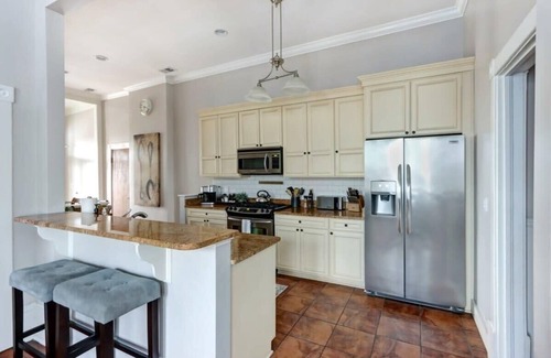 Hitch Village - Fred Wessels Homes Apartment | The Terrace @ Trustees' Garden - Walk to River!