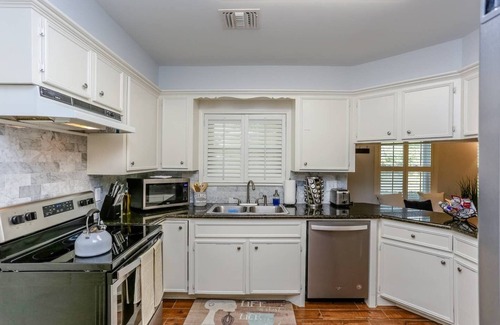 Braeburn House | The Texas Bluebonnet - Garden and Spa w/Fast Wi-Fi and Free Parking