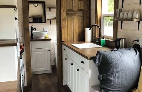 Courtenay Cabin | The Thistle - On Quiet Country Acreage - with A/C