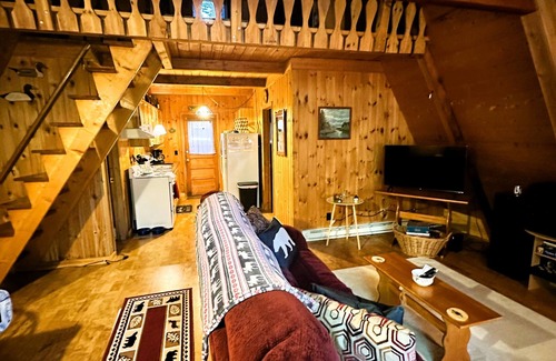 Jay Cabin | The Toasty Chalet - minutes from Whiteface Mt! Dogs welcome!