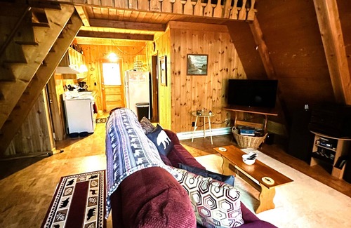 Jay Cabin | The Toasty Chalet - minutes from Whiteface Mt! Dogs welcome!