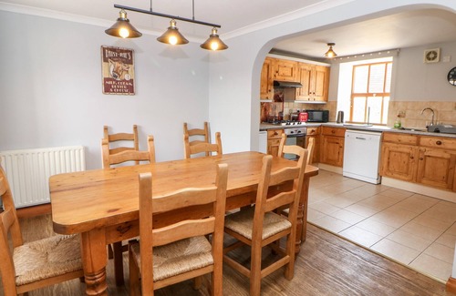 Over Haddon Cottage | THE TOM WRAGG SUITE, pet friendly, with a garden in Bakewell