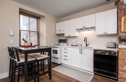 Inner Harbour House | The Townhouse, Downtown Kingston