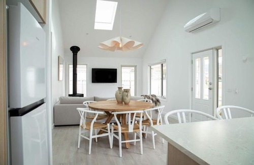 Porepunkah Cottage | The Tradesmans Cottage: Two - Classic alpine cottage with an intricate stonemason frontage.