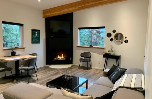 Taghum House | The Treehouse Suite with a roof top jacuzzi hot tub. Private and Quiet.