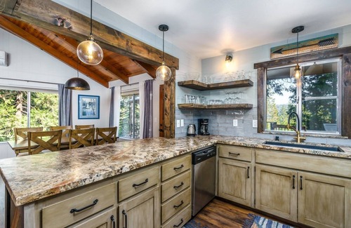 Groveland House | The Treetops - Beautiful Mountain Views Abound When You Stay at The Treetops by Yosemite Region Resorts