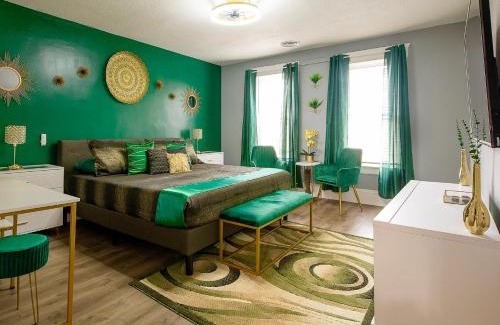 Tremont House | The Tremont Emerald - By Christmas Story House - Historic Charm & Modern Comfort Near Downtown With Parking, 300MB Wifi & Self Check-In