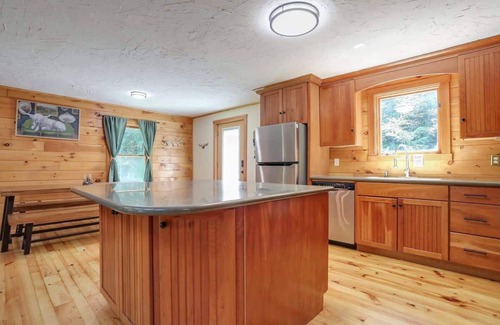 Front Royal Cabin | The Trillium Cabin | Hot Tub, Games, Views, & More