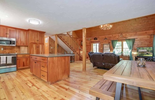 Front Royal Cabin | The Trillium Cabin | Hot Tub, Games, Views, & More