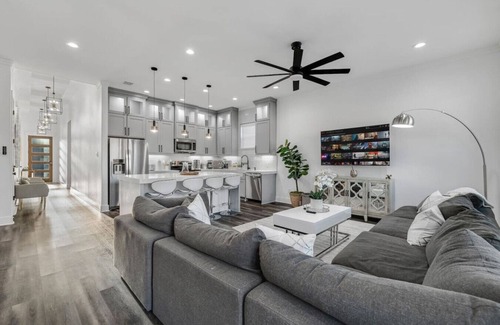 West Dallas House | The Trinity | Hot Tub/Pool/Arcade/10 min Downtown