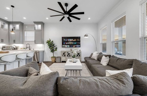 West Dallas House | The Trinity | Hot Tub/Pool/Arcade/10 min Downtown