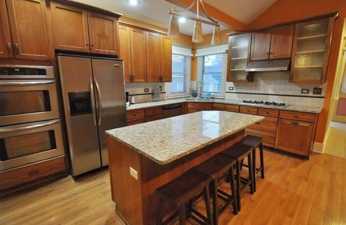 Italian Village House | The Troubadour- Great Location