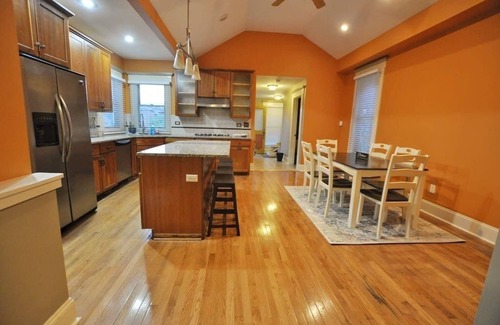 Italian Village House | The Troubadour- Great Location