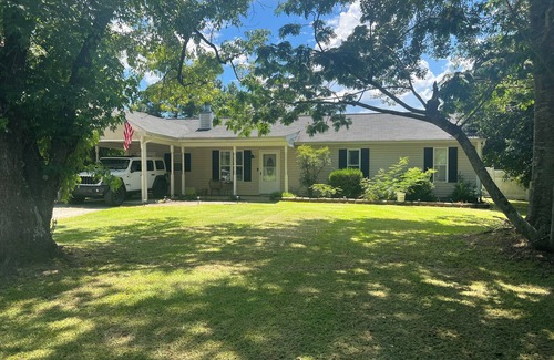 Westgate House | The Tucked Inn - Spacious 3BR Home with Huge Backyard Near Lejeune & Beaches