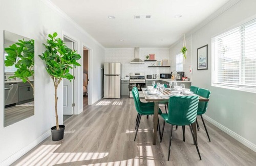 South San Gabriel House | The Ultimate Family Haven near LA - 3-bedroom Luxury with Central AC, Fully-Equipped Kitchen, Fast Internet, and Laundry Ease.