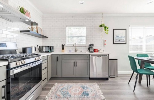 South San Gabriel House | The Ultimate Family Haven near LA - 3-bedroom Luxury with Central AC, Fully-Equipped Kitchen, Fast Internet, and Laundry Ease.