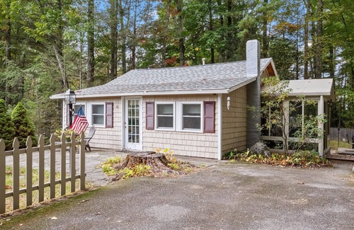 West Alton Cottage | The Ultimate Getaway at a Charming Two-Bedroom Lakeside Cottage on Winnipesaukee