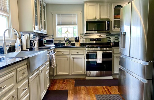 Washington Ave./ Memorial Park House | THE URBAN CANOPY RETREAT, PET FRIENDLY, PRIVATE DRIVEWAY PARKING