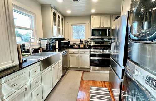 Washington Ave./ Memorial Park House | THE URBAN CANOPY RETREAT, PET FRIENDLY, PRIVATE DRIVEWAY PARKING