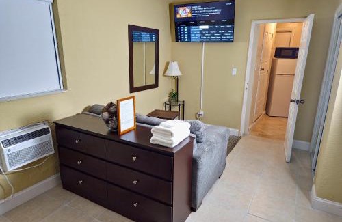 Lauderdale Lakes House | The Vacay Inn