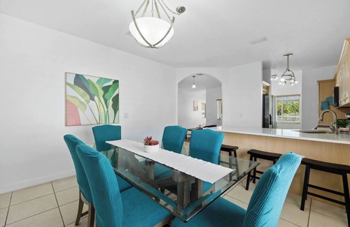 North Miami House | The Vibrant Villa, a cozy villa in Miami with a private backyard patio
