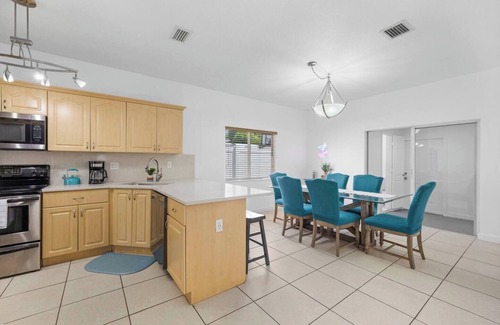 North Miami House | The Vibrant Villa, a cozy villa in Miami with a private backyard patio
