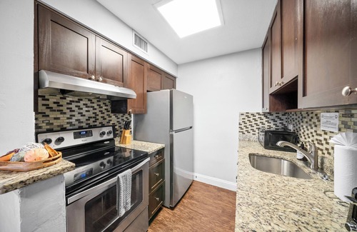Central Oakland Park Apartment | The Victor Apartments by Lowk