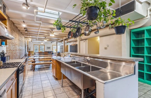 Ohio City Apartment | The Victor Full - Cleveland's Urban Lodge - Sleep 51!