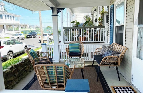 Ocean Grove House | THE VICTORIA - Stylish Home 6 Mins Walk to Beach, Beach Passes, Pet Friendly