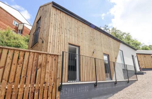 Hartshill Apartment | The View - Private Car Park with CCTV - Fast WiFi - Peaceful Retreat with Views for Business or Couples