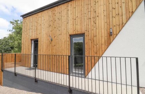 Hartshill Apartment | The View - Private Car Park with CCTV - Fast WiFi - Peaceful Retreat with Views for Business or Couples