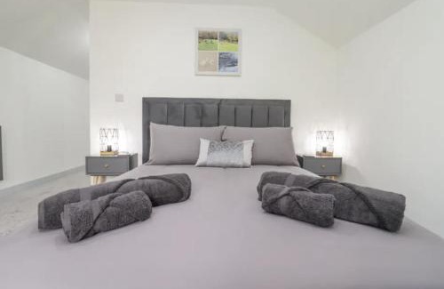 Hartshill Apartment | The View - Private Car Park with CCTV - Fast WiFi - Peaceful Retreat with Views for Business or Couples