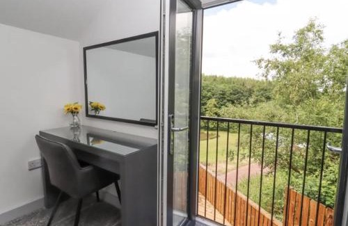 Hartshill Apartment | The View - Private Car Park with CCTV - Fast WiFi - Peaceful Retreat with Views for Business or Couples