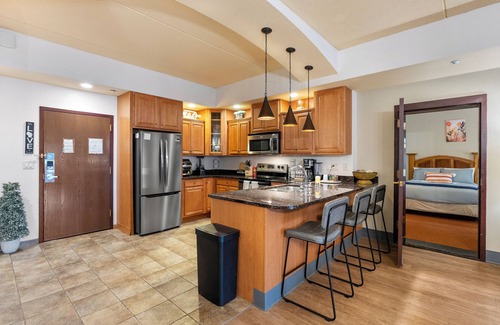 Wisconsin Dells Condo | The Villa - 3BR Luxury Retreat for 14 w/Whirlpool Tub & Pet-Friendly Setup