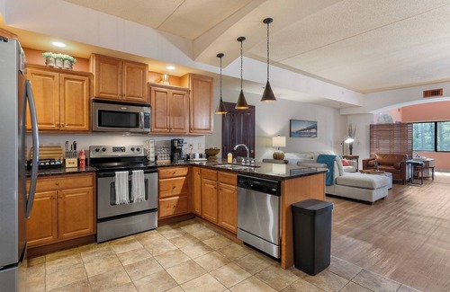 Wisconsin Dells Condo | The Villa - 3BR Luxury Retreat for 14 w/Whirlpool Tub & Pet-Friendly Setup