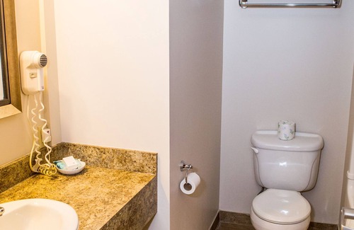 Lakefield Hotel | The Village Inn