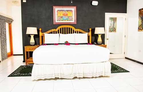 Runaway Bay Hotel | The Villas at Sunset Lane