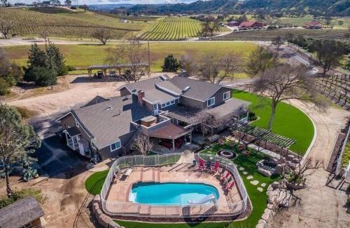 Paso Robles Villa | The Vineyard Farmhouse Villa