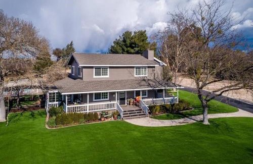 Paso Robles Villa | The Vineyard Farmhouse Villa