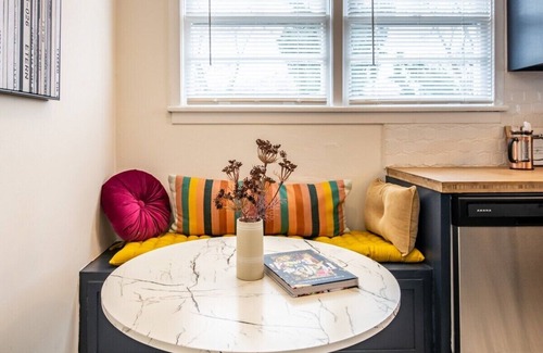 Five Points South House | The Vinyl - Near UAB & DT - Full of charm and eclectic decor w/front porch and fire table