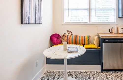 Five Points South House | The Vinyl - Near UAB & DT - Full of charm and eclectic decor w/front porch and fire table