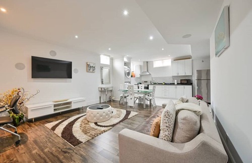 Brampton Apartment | The Vistana Brampton 2Bedroom Contemporary designed spacious apartment!